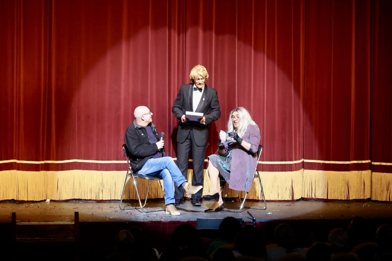 Las charangas llenan de alegría el Teatro Jovellanos