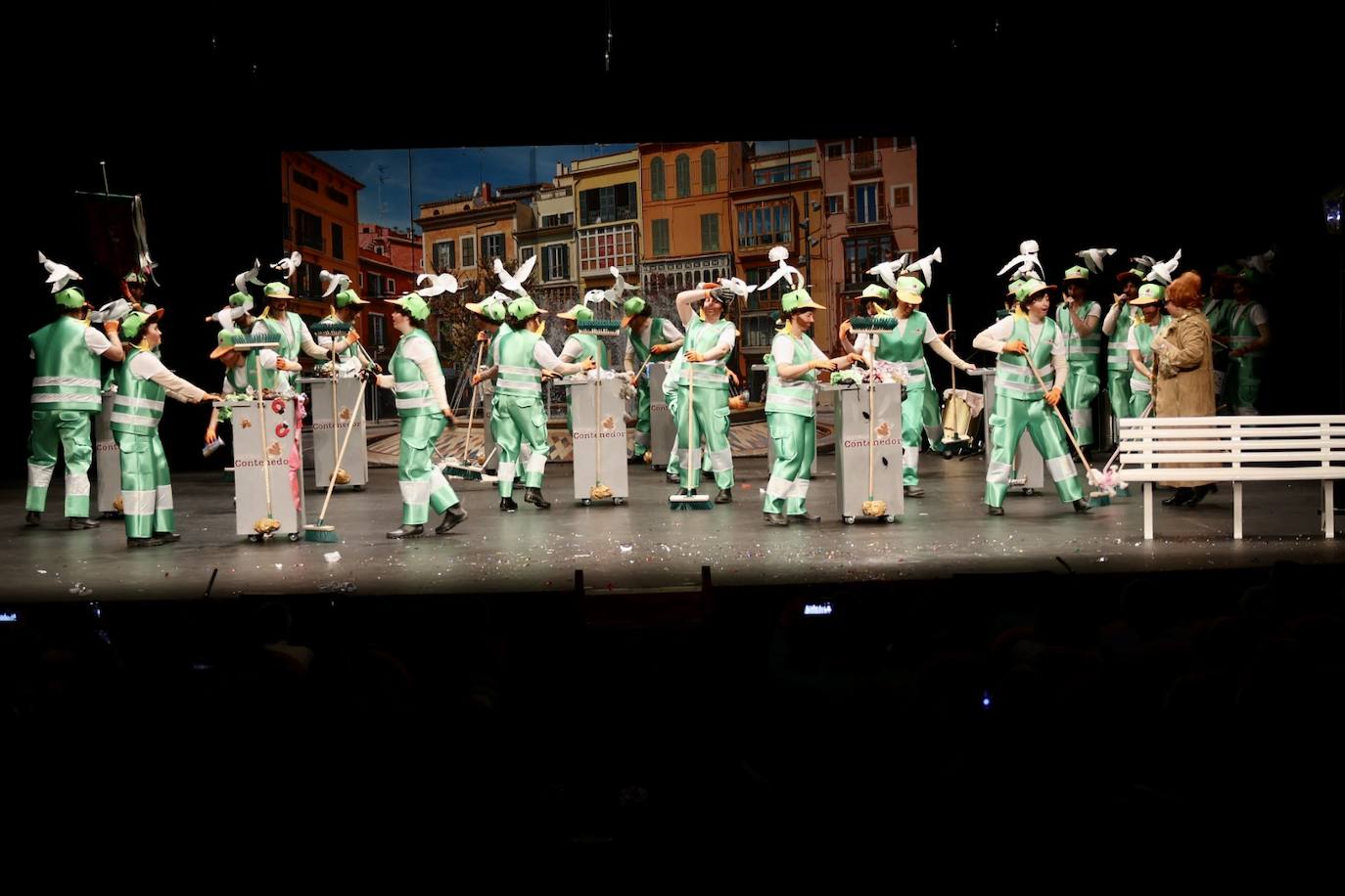 Las charangas llenan de alegría el Teatro Jovellanos