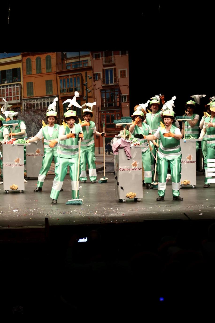 Las charangas llenan de alegría el Teatro Jovellanos