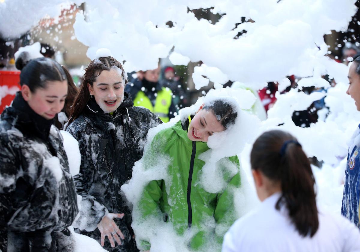 El Descenso de Galiana vuelve a llenar de espuma y disfraces las calles de Avilés