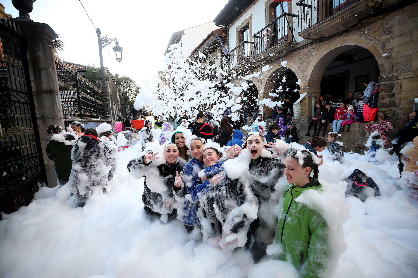 El Descenso de Galiana vuelve a llenar de espuma y disfraces las calles de Avilés