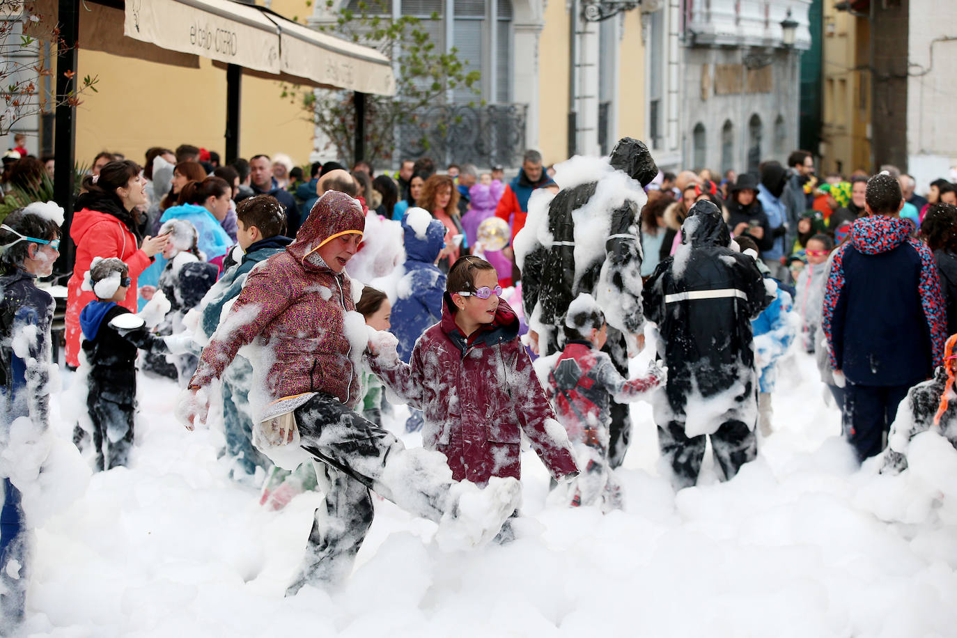 El Descenso de Galiana vuelve a llenar de espuma y disfraces las calles de Avilés