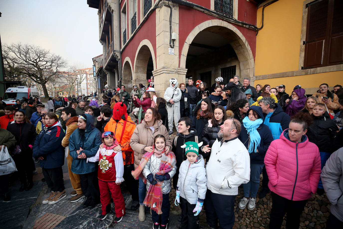 El Descenso de Galiana vuelve a llenar de espuma y disfraces las calles de Avilés