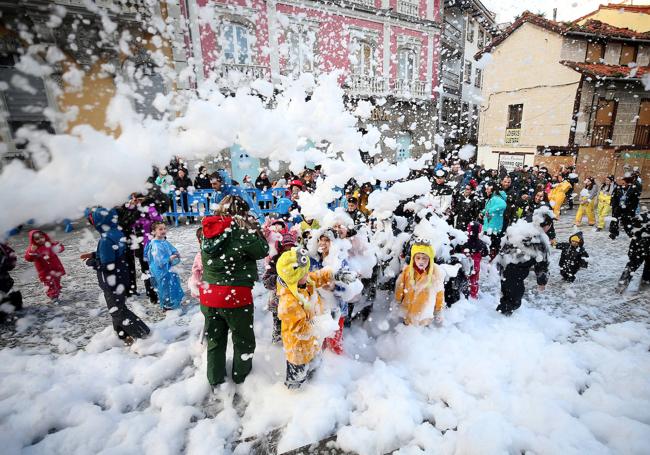 El Descenso de Galiana vuelve a llenar de espuma y disfraces las calles de Avilés.