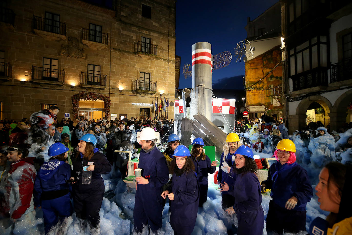 El Descenso de Galiana vuelve a llenar de espuma y disfraces las calles de Avilés