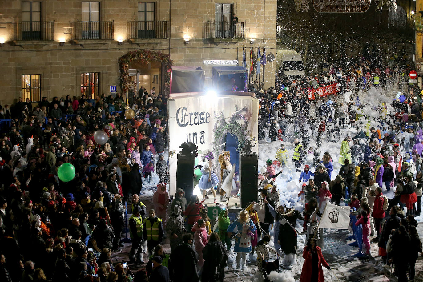 El Descenso de Galiana vuelve a llenar de espuma y disfraces las calles de Avilés