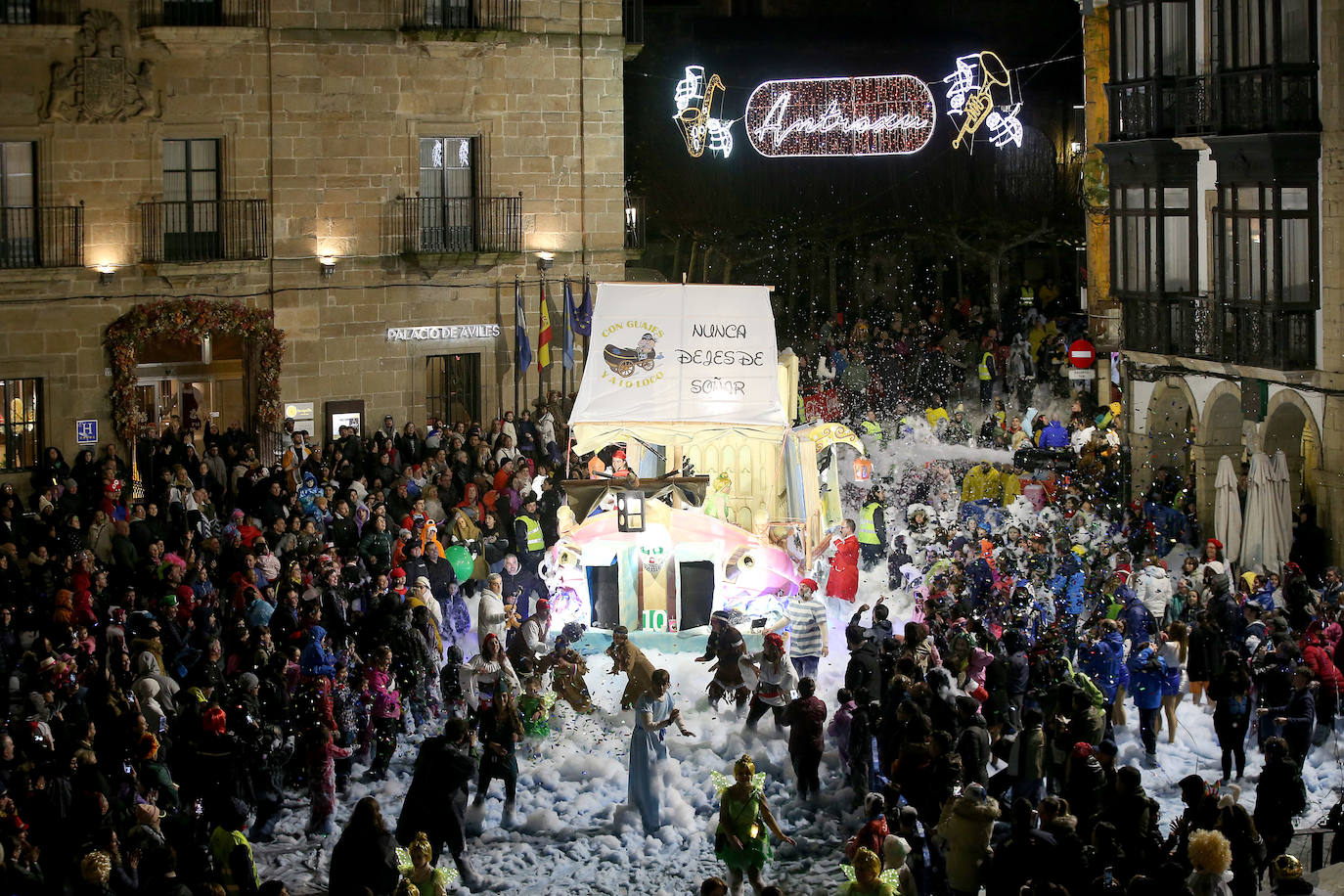 El Descenso de Galiana vuelve a llenar de espuma y disfraces las calles de Avilés