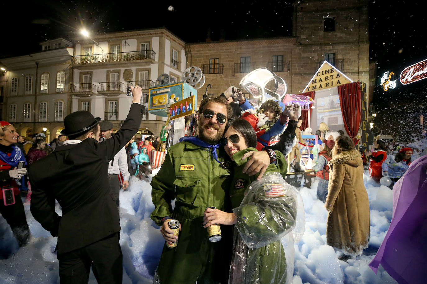 El Descenso de Galiana vuelve a llenar de espuma y disfraces las calles de Avilés