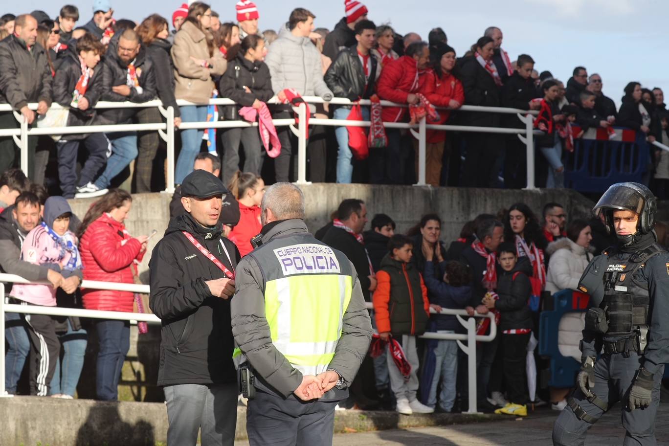 Así fue la llegada del Sporting a El Molinón, en imágenes