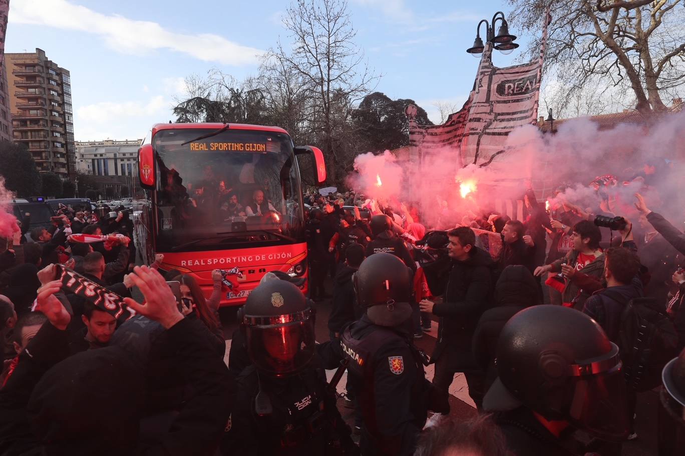 Así fue la llegada del Sporting a El Molinón, en imágenes