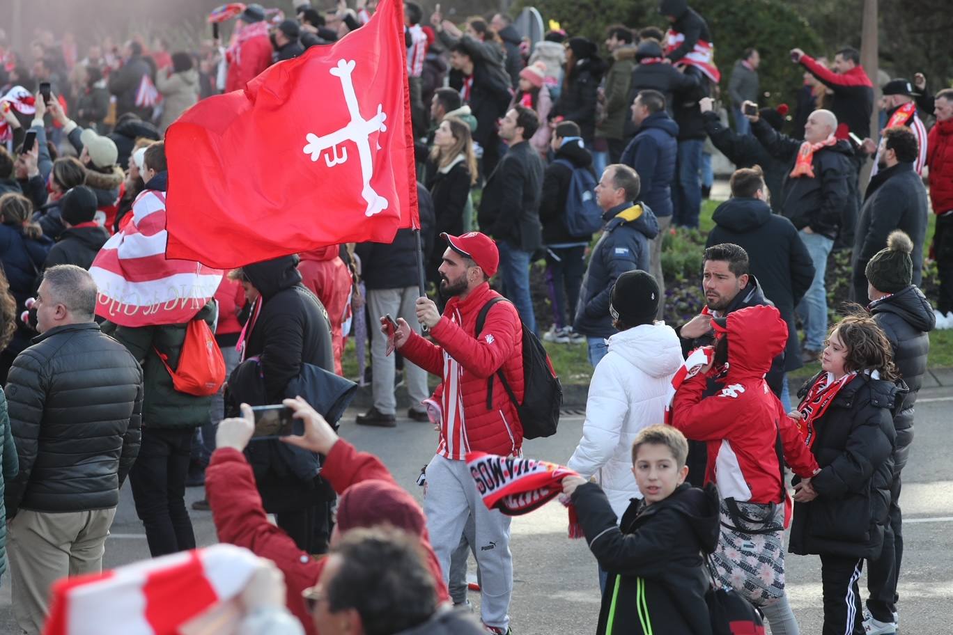 Así fue la llegada del Sporting a El Molinón, en imágenes