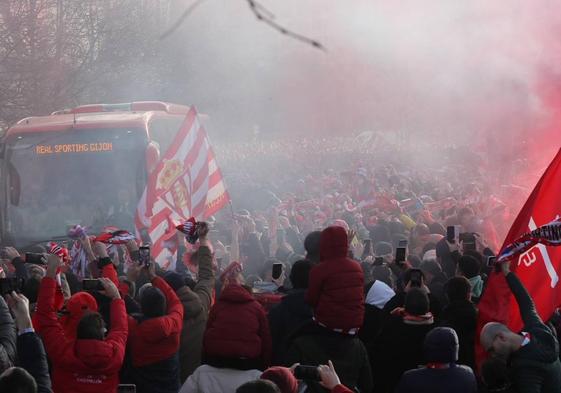 Así fue la llegada del Sporting a El Molinón, en imágenes