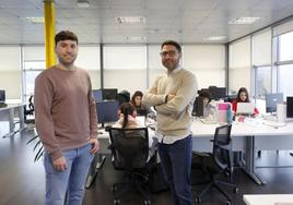 Dani Fernández y Edgar Imaz, en la sede de SotySolar, en el Parque Científico Tecnológico de Gijón.