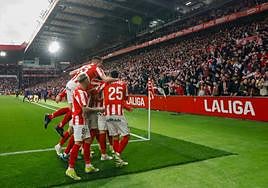 Los jugadores del Sporting celebran el gol de Nacho Méndez para alegría de un Molinón entregado.