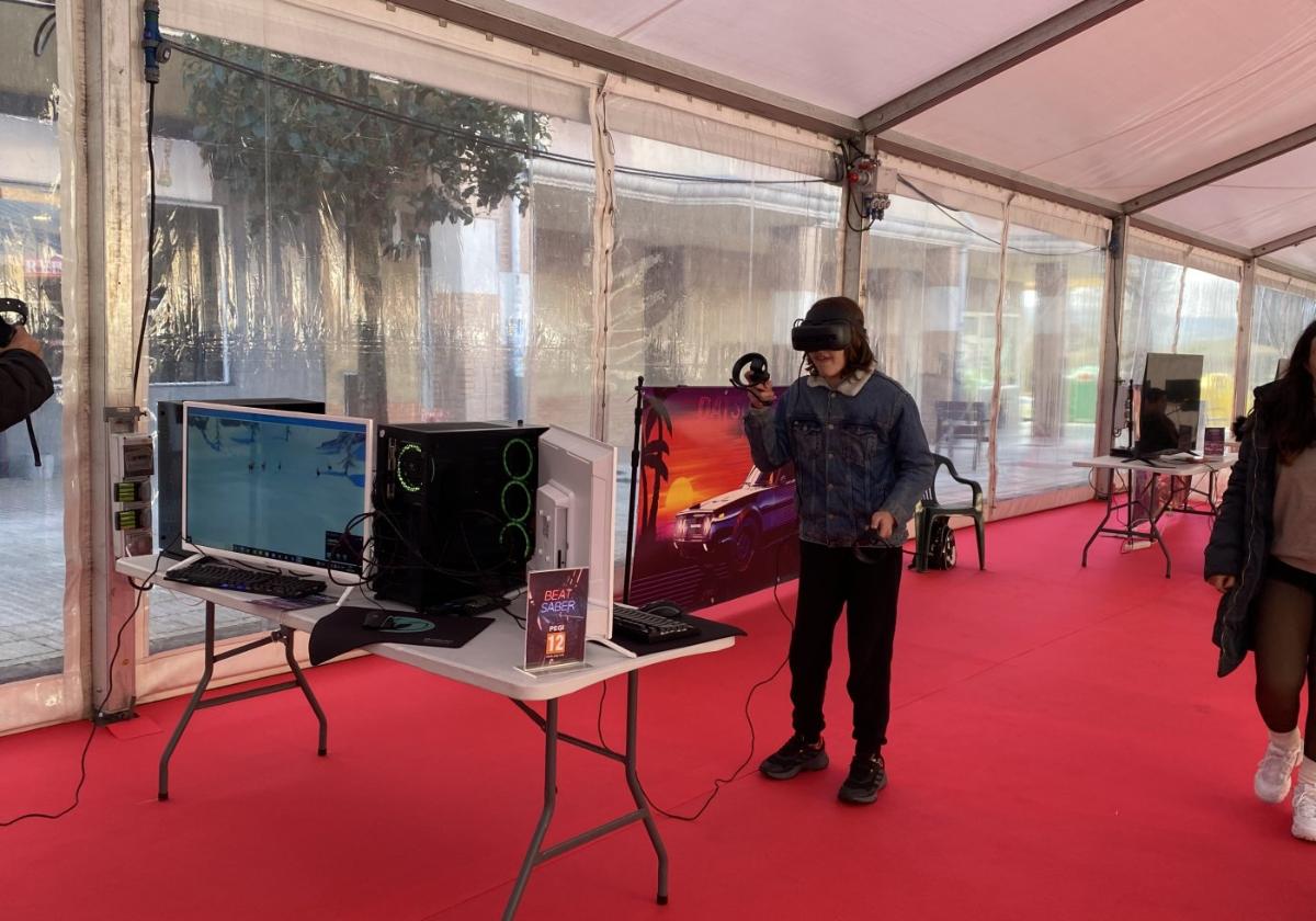 Un niño prueba las gafas de realidad virtual en 'Llanera steam Lab videogame', carpa instalada en Lugo.