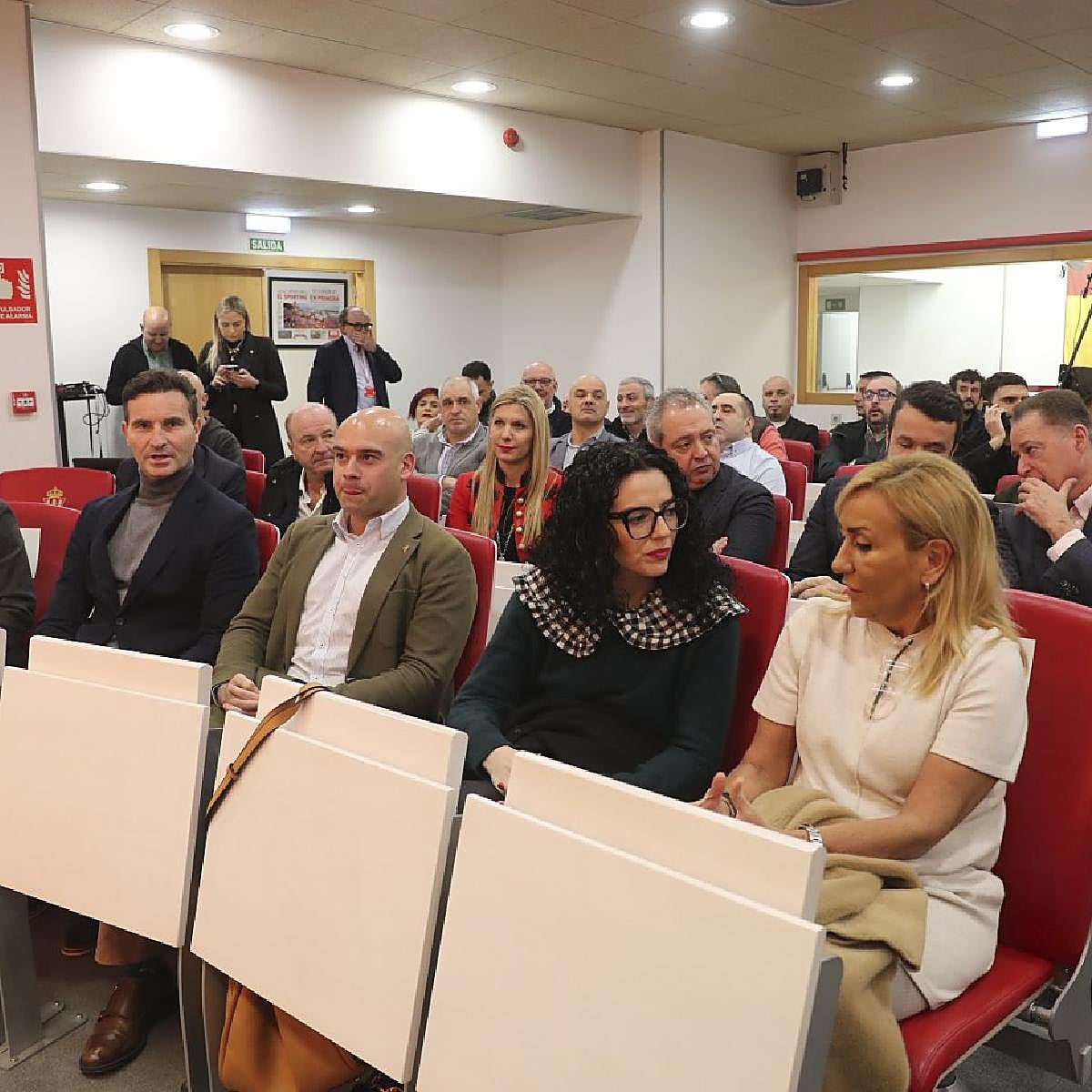 Una 'fan zone' en el recinto de la Feria con bares y grupos de música
