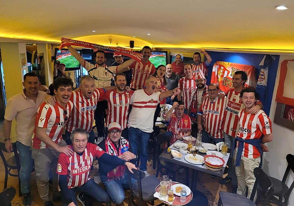 Los sportinguistas celebraron el triunfo final del derbi en tierras mexicanas.