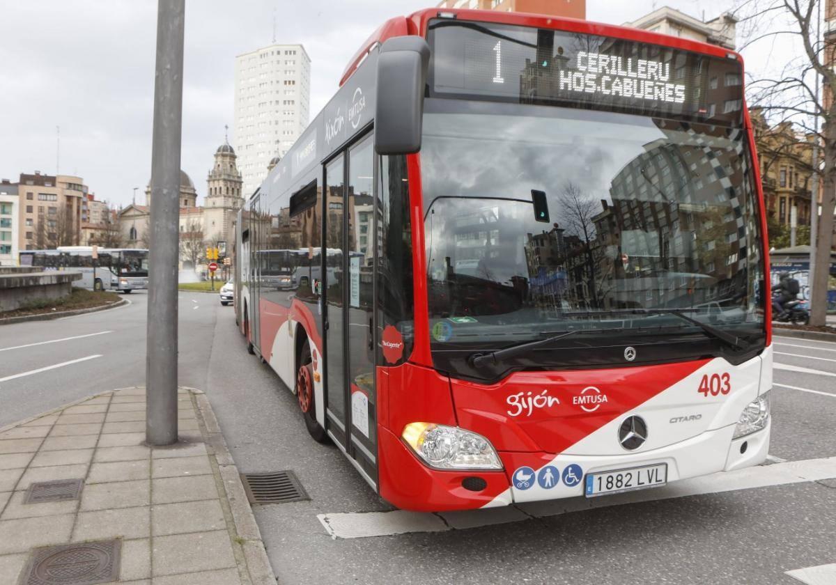 Un autobús de la línea 1 de EMTUSA, una de las que se verán afectadas este lunes.