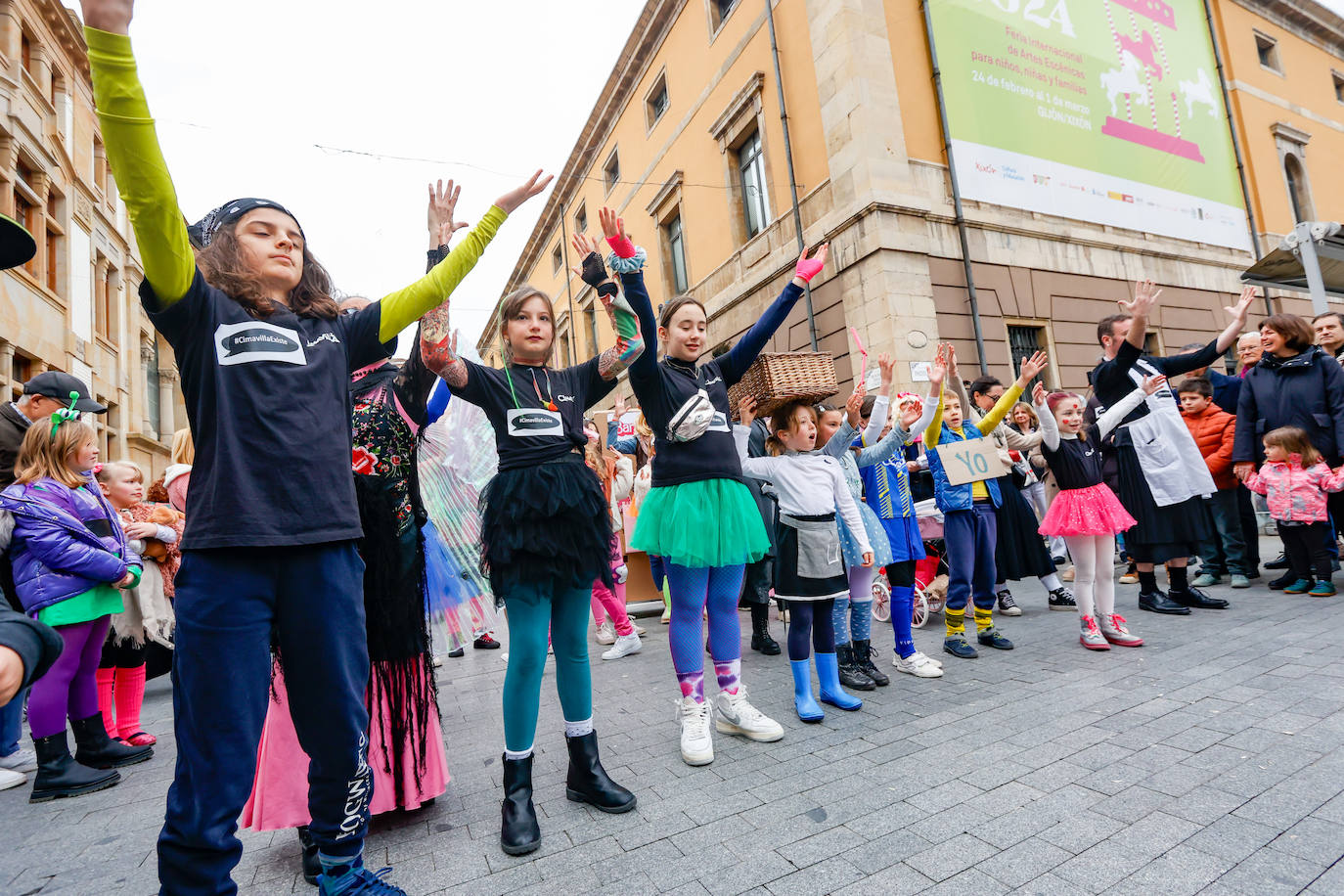 Multitudinario desfile infantil en Gijón: ilusión a todo color en el antroxu de los peques