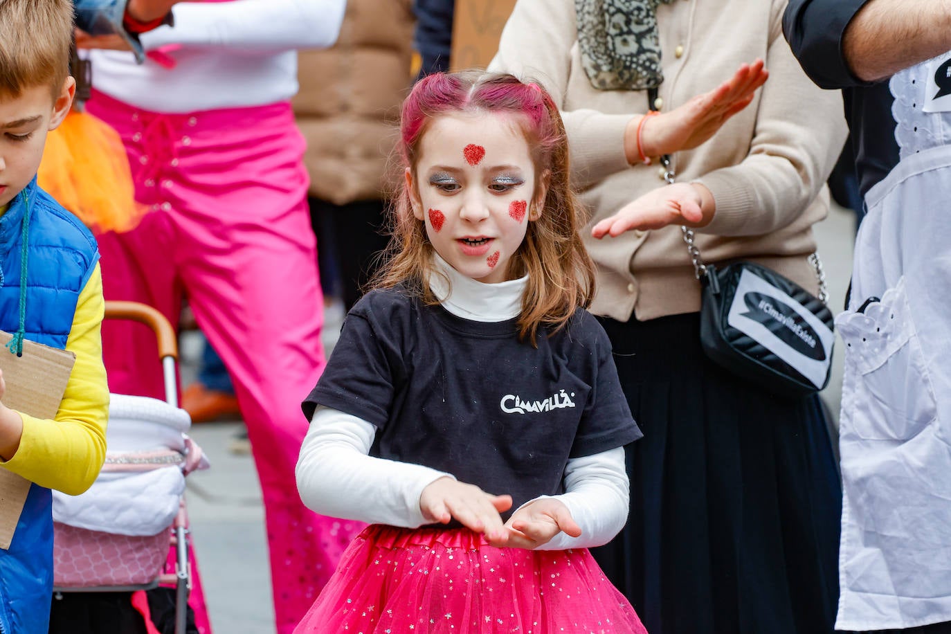 Multitudinario desfile infantil en Gijón: ilusión a todo color en el antroxu de los peques