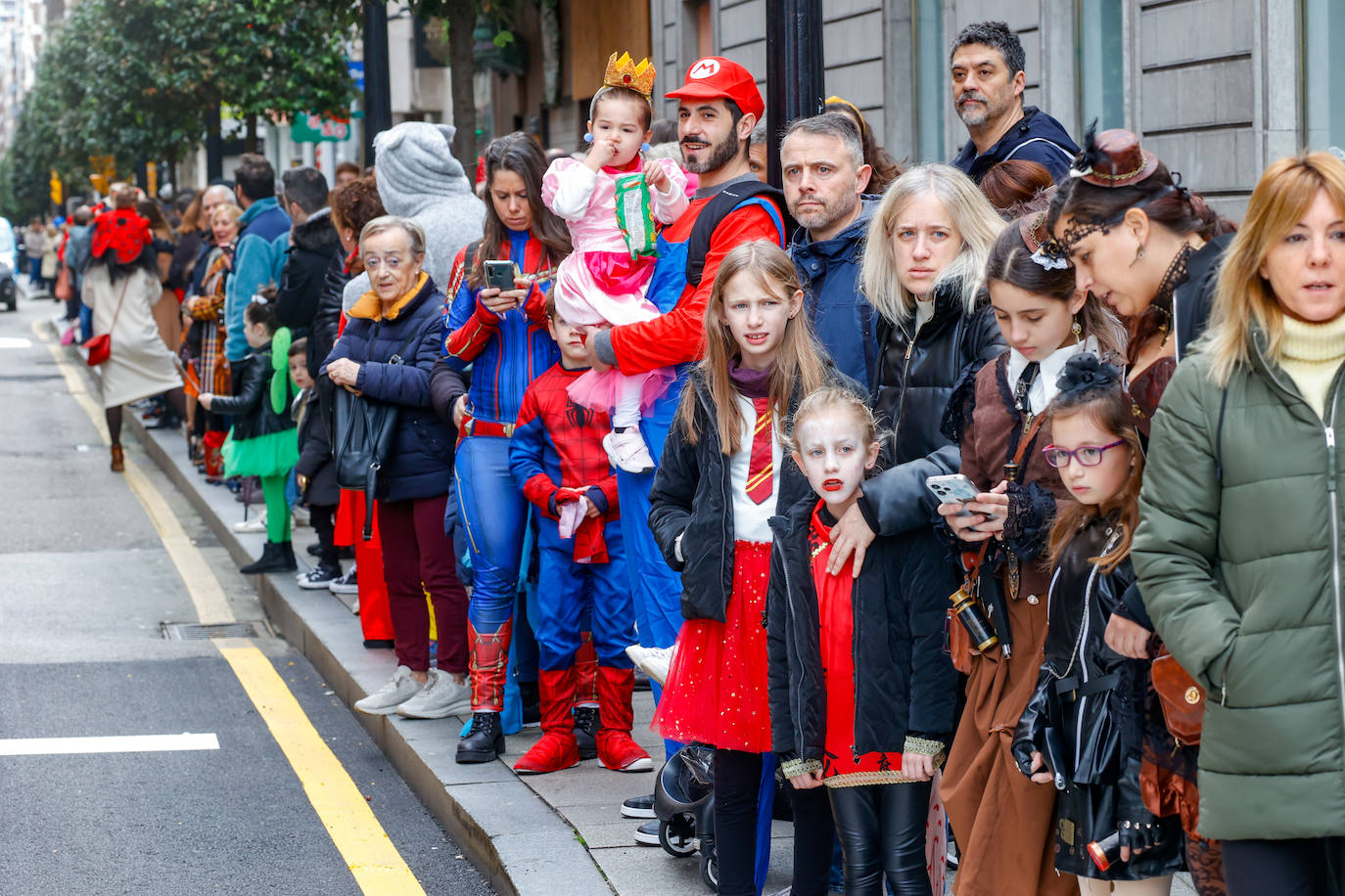 Multitudinario desfile infantil en Gijón: ilusión a todo color en el antroxu de los peques