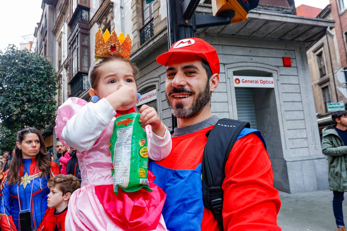 Multitudinario desfile infantil en Gijón: ilusión a todo color en el antroxu de los peques