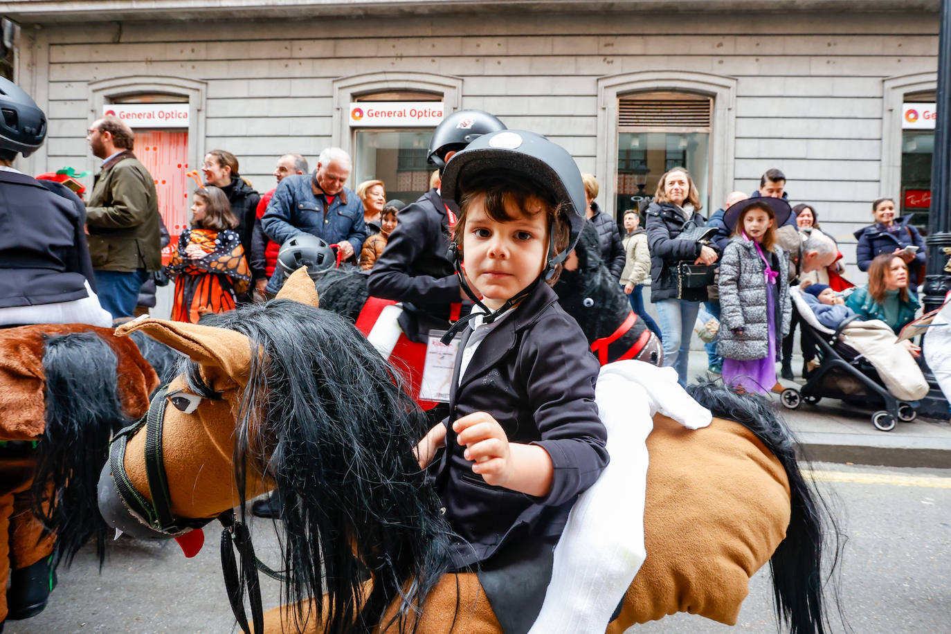 Multitudinario desfile infantil en Gijón: ilusión a todo color en el antroxu de los peques