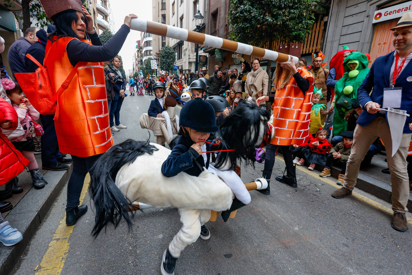 Multitudinario desfile infantil en Gijón: ilusión a todo color en el antroxu de los peques