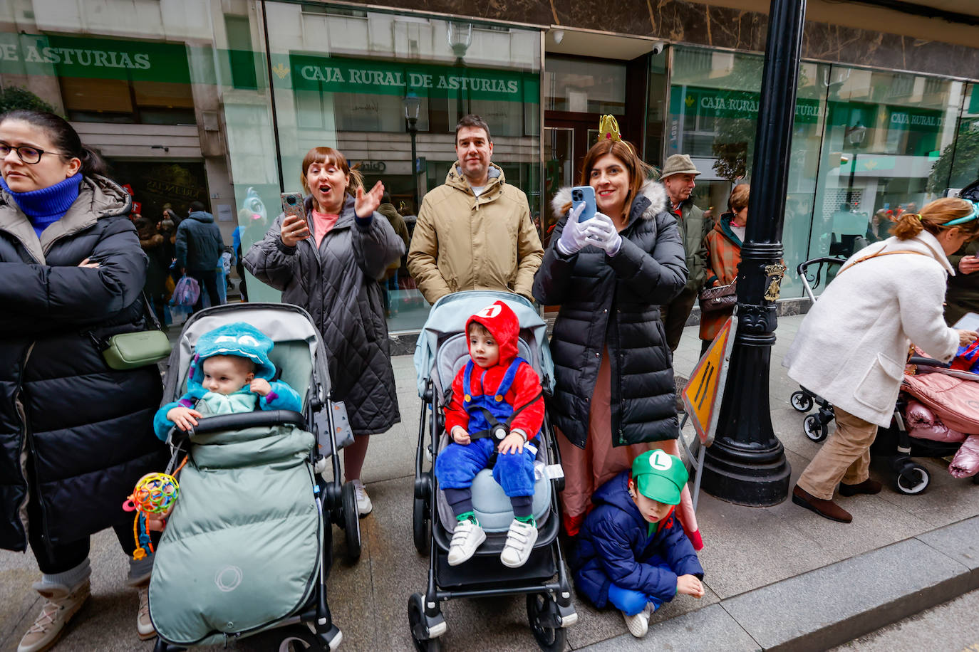 Multitudinario desfile infantil en Gijón: ilusión a todo color en el antroxu de los peques