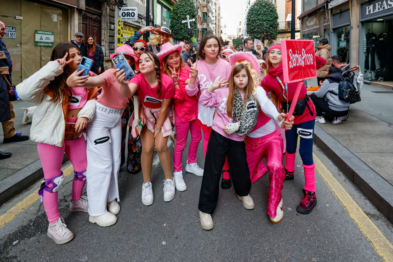 Multitudinario desfile infantil en Gijón: ilusión a todo color en el antroxu de los peques