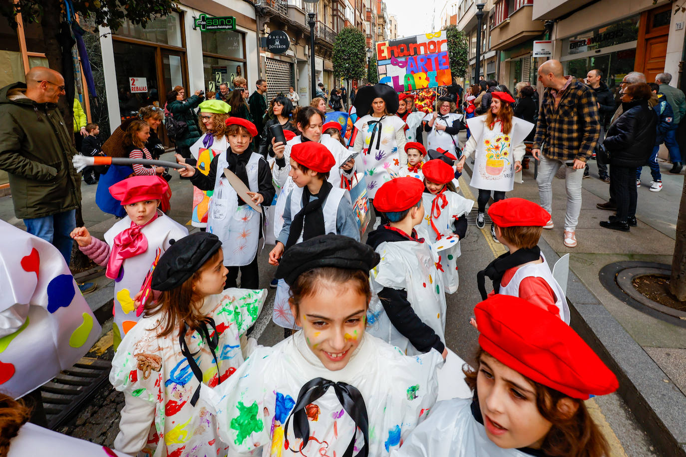 Multitudinario desfile infantil en Gijón: ilusión a todo color en el antroxu de los peques