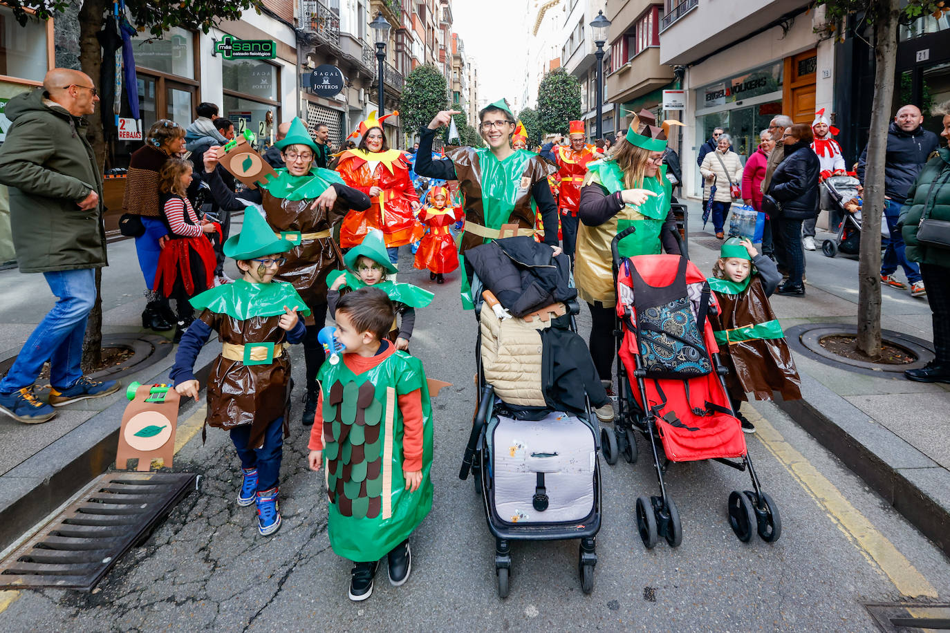 Multitudinario desfile infantil en Gijón: ilusión a todo color en el antroxu de los peques