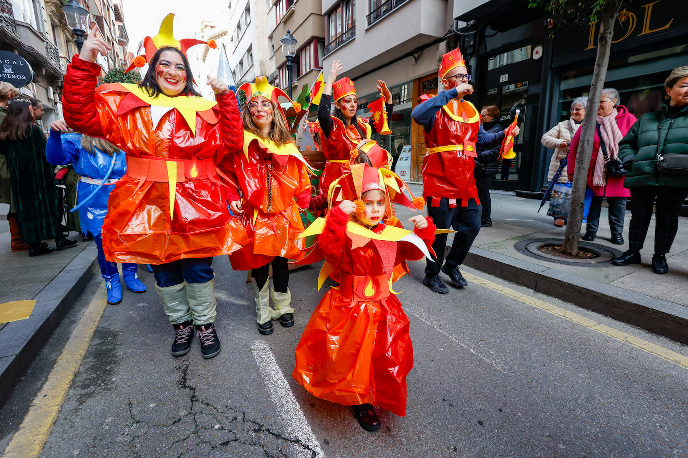 Multitudinario desfile infantil en Gijón: ilusión a todo color en el antroxu de los peques