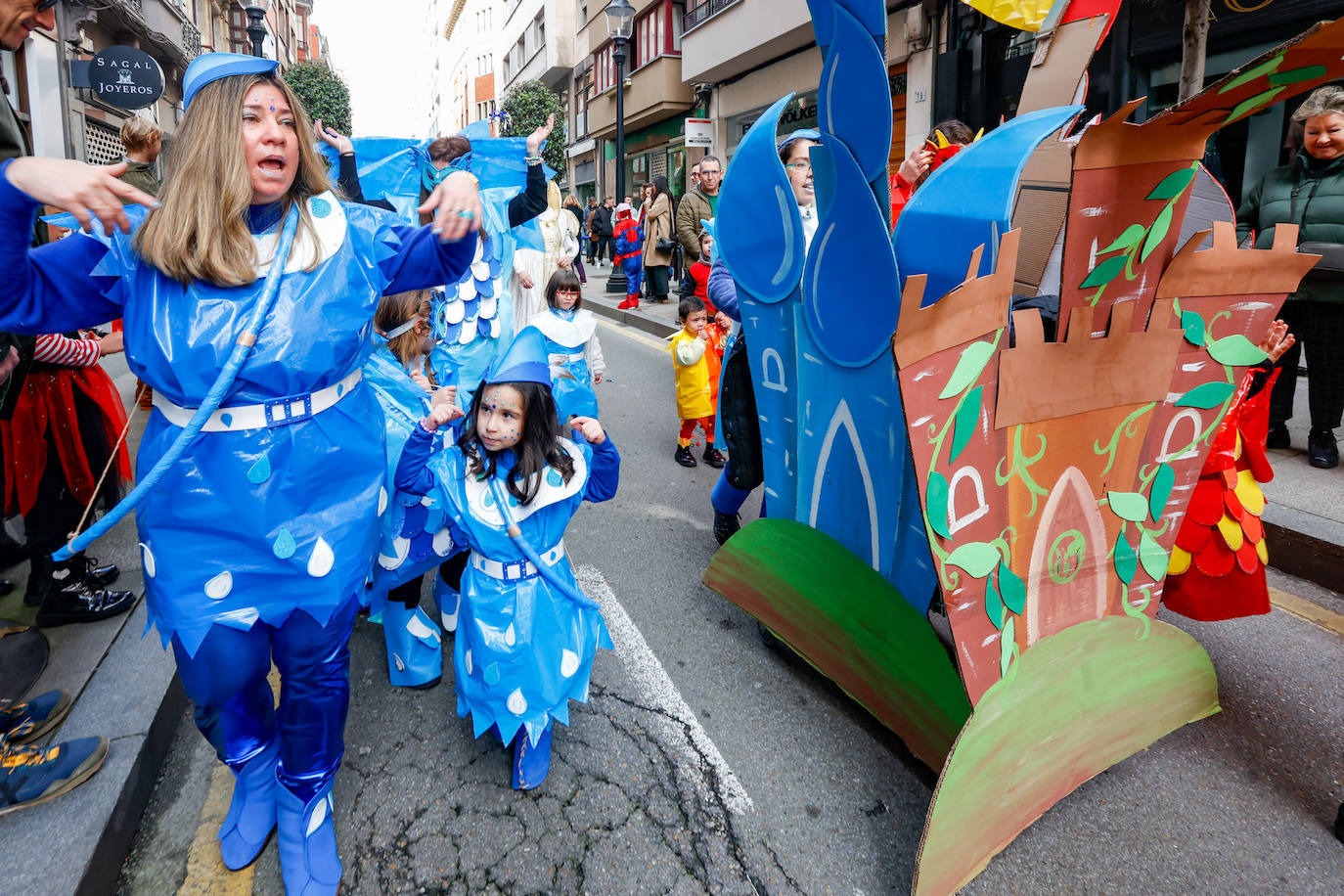 Multitudinario desfile infantil en Gijón: ilusión a todo color en el antroxu de los peques