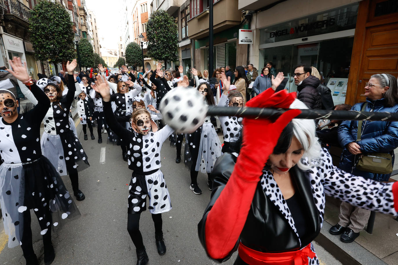 Multitudinario desfile infantil en Gijón: ilusión a todo color en el antroxu de los peques