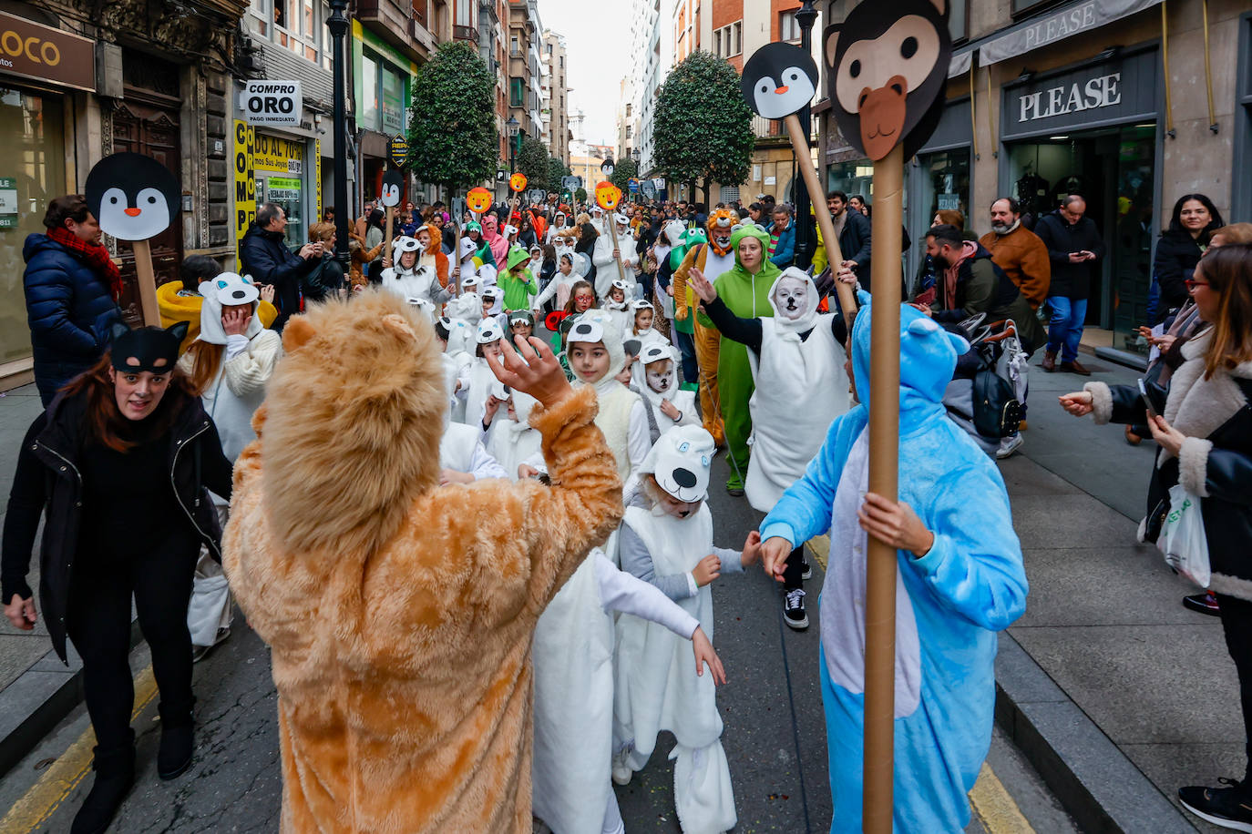 Multitudinario desfile infantil en Gijón: ilusión a todo color en el antroxu de los peques