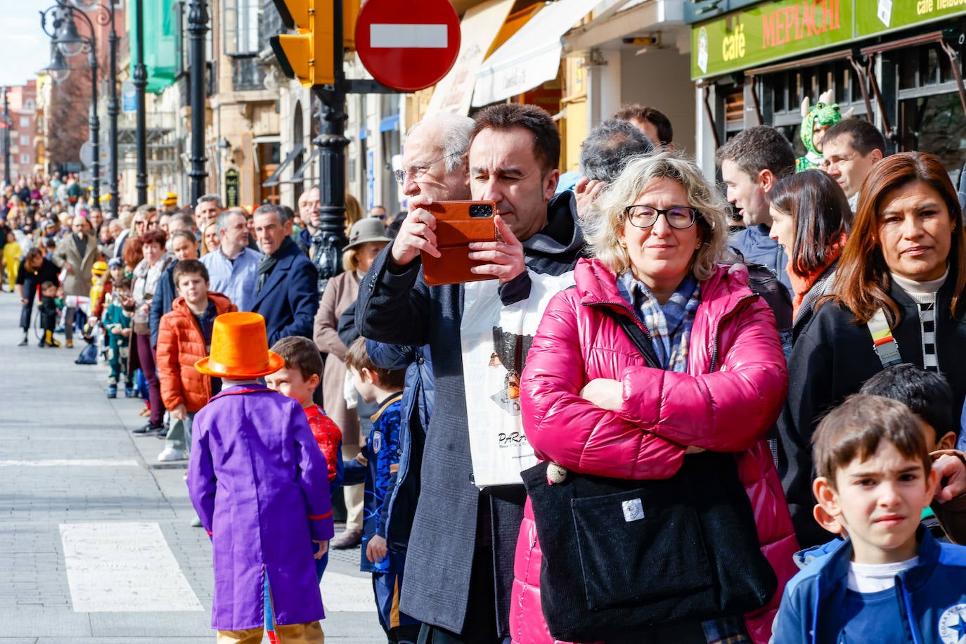 Multitudinario desfile infantil en Gijón: ilusión a todo color en el antroxu de los peques