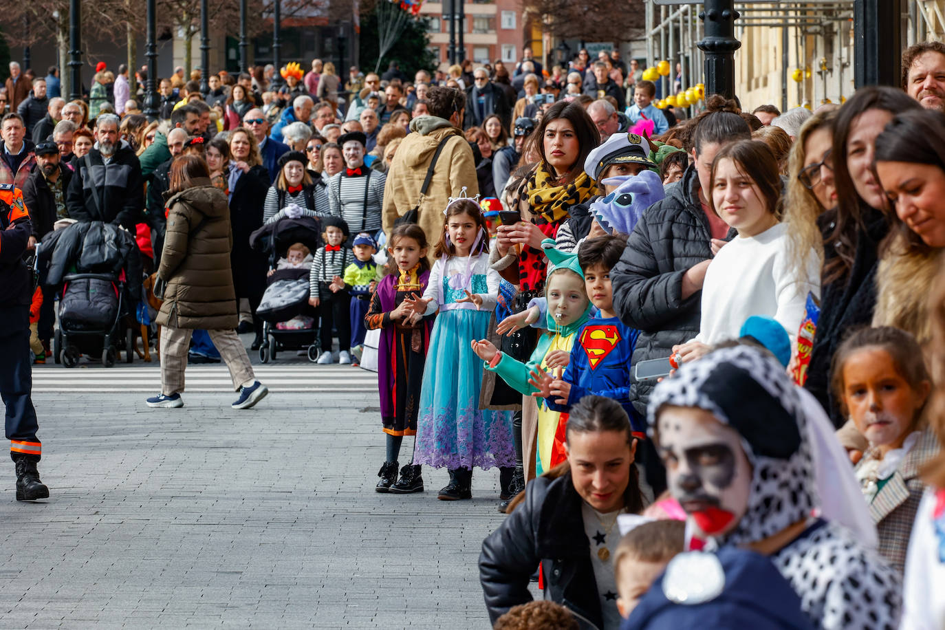 Multitudinario desfile infantil en Gijón: ilusión a todo color en el antroxu de los peques