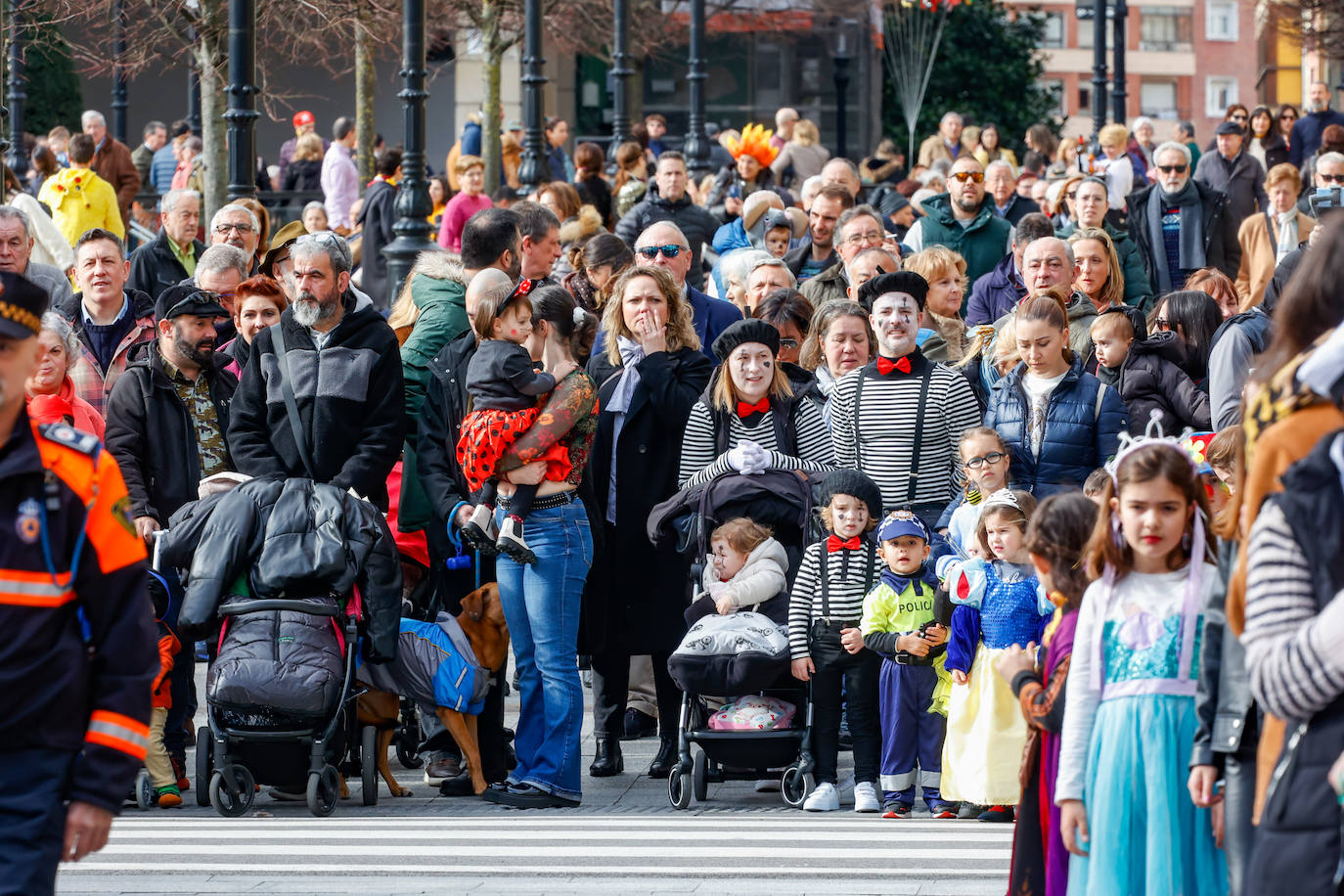 Multitudinario desfile infantil en Gijón: ilusión a todo color en el antroxu de los peques