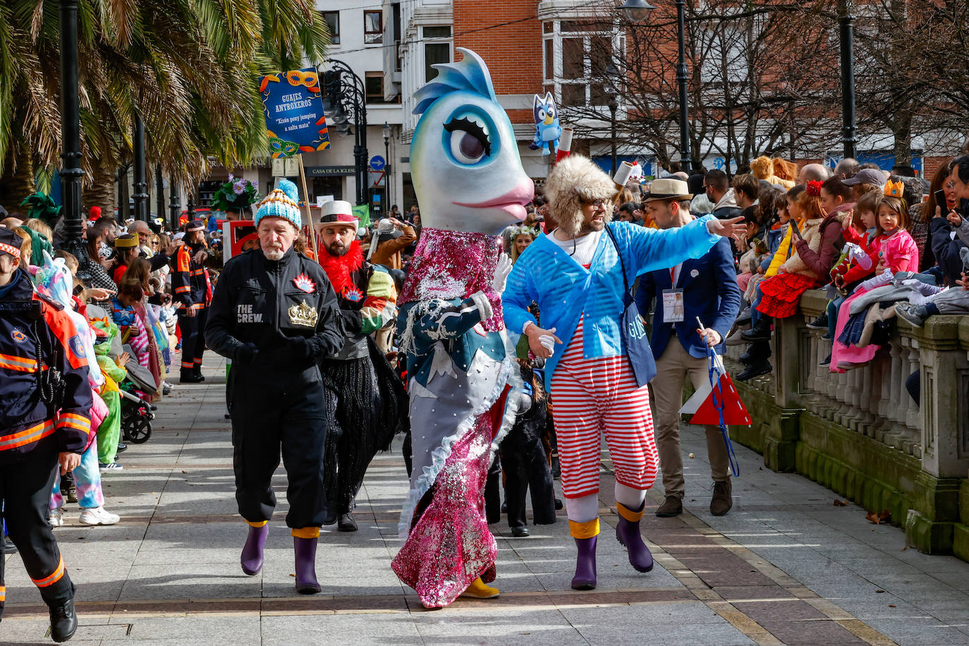 Multitudinario desfile infantil en Gijón: ilusión a todo color en el antroxu de los peques