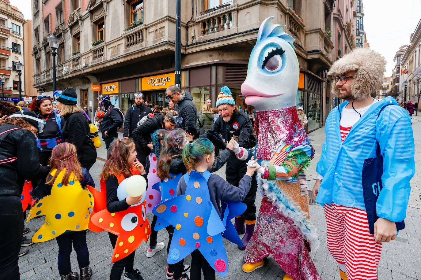 Multitudinario desfile infantil en Gijón: ilusión a todo color en el antroxu de los peques