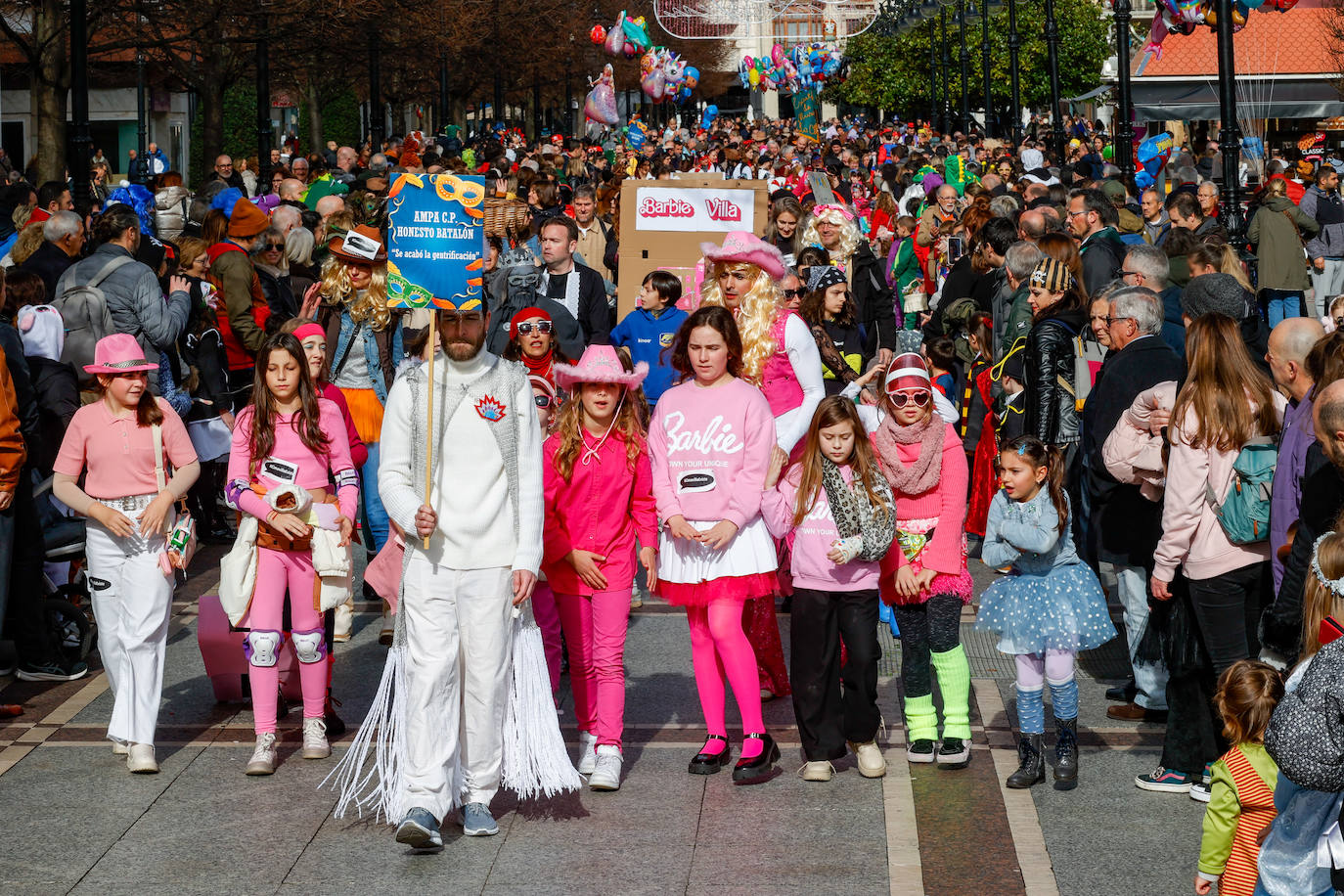 Multitudinario desfile infantil en Gijón: ilusión a todo color en el antroxu de los peques