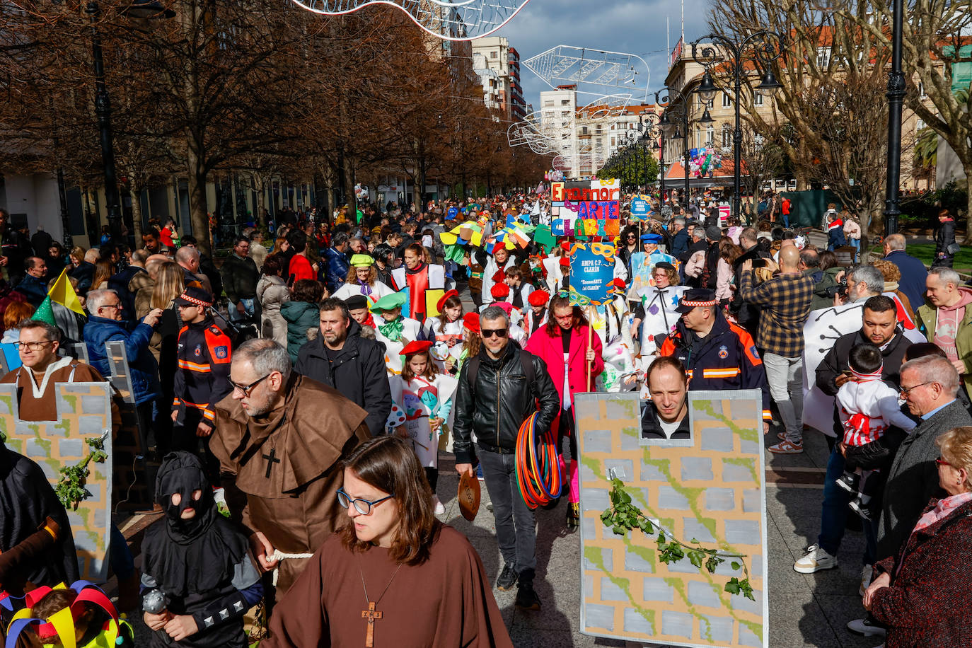 Multitudinario desfile infantil en Gijón: ilusión a todo color en el antroxu de los peques