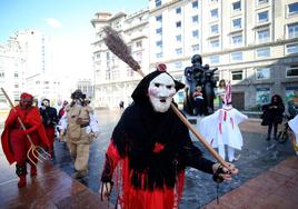 Los Mazcaritos recorren Oviedo por carnaval