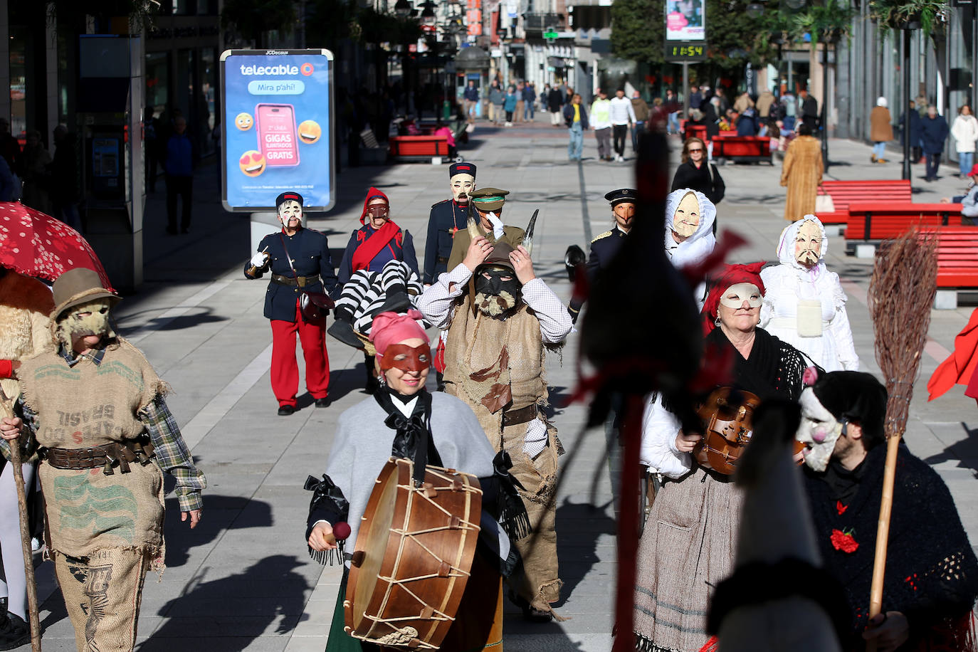 Los Mazcaritos recorren Oviedo por carnaval