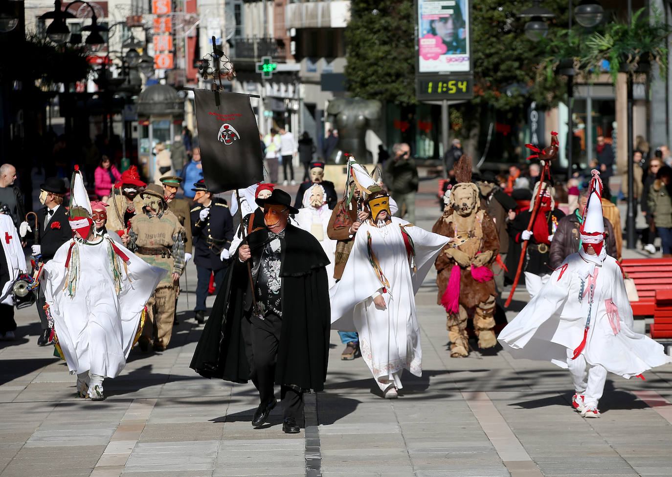 Los Mazcaritos recorren Oviedo por carnaval