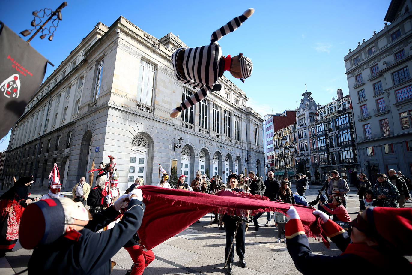 Los Mazcaritos recorren Oviedo por carnaval