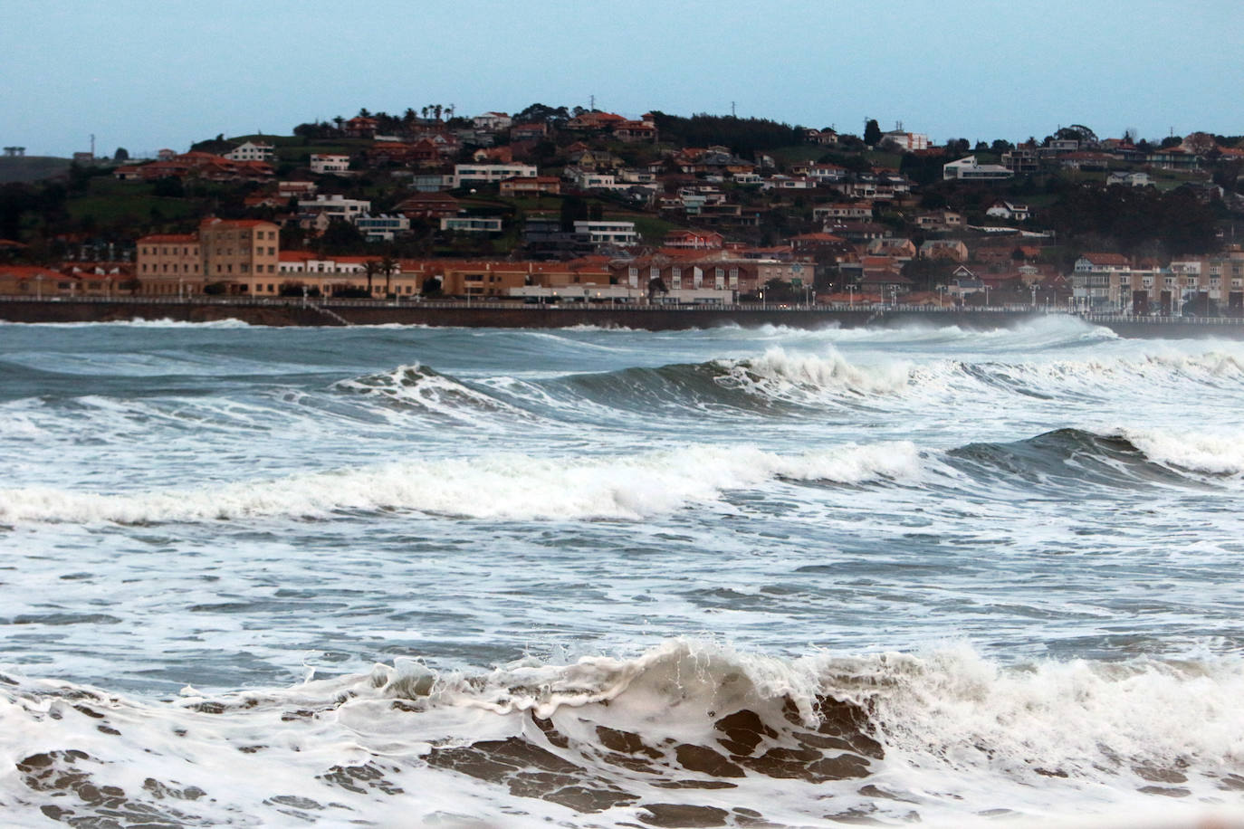 La borrasca &#039;Karlotta&#039; provoca fuerte oleaje en Gijón