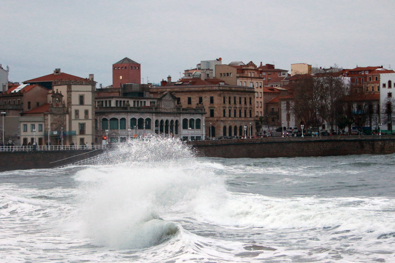 La borrasca &#039;Karlotta&#039; provoca fuerte oleaje en Gijón