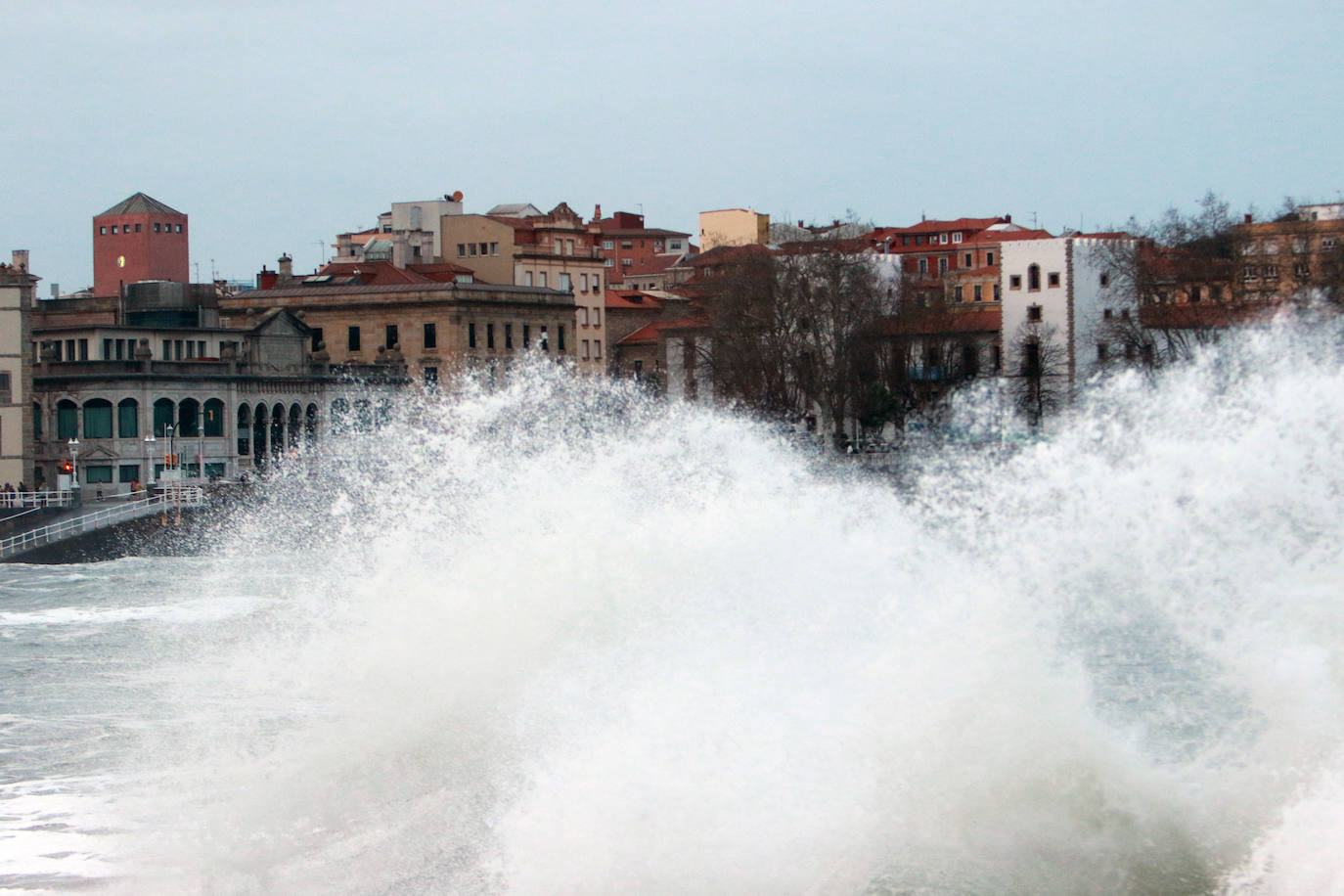 La borrasca &#039;Karlotta&#039; provoca fuerte oleaje en Gijón